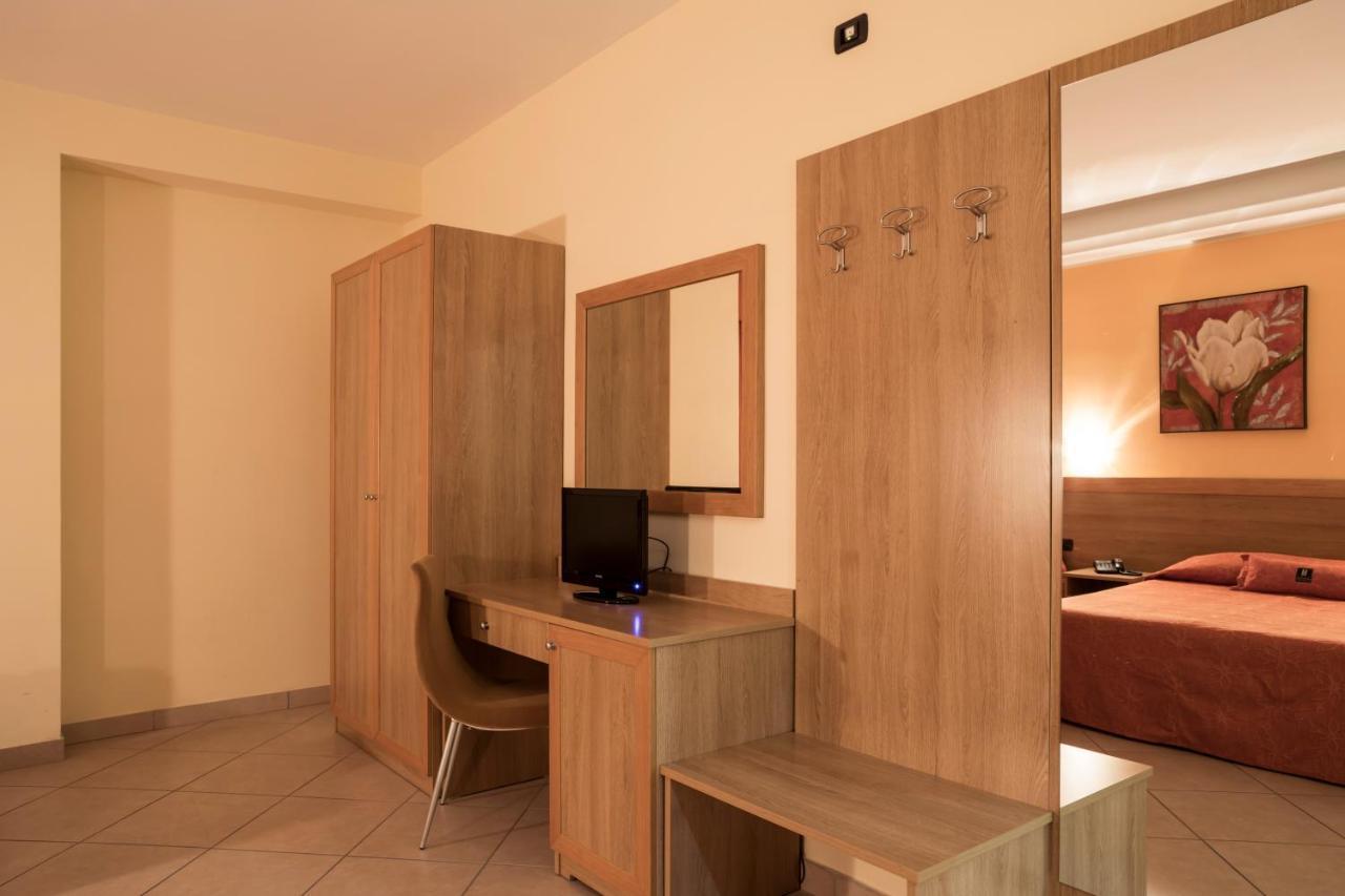 Manhattan Village Hotel Sulmona Zewnętrze zdjęcie