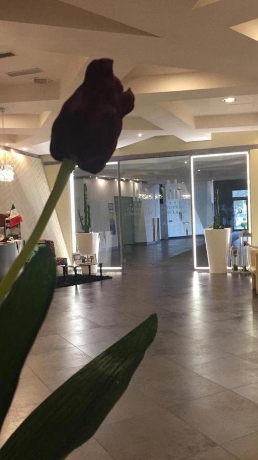 Manhattan Village Hotel Sulmona Zewnętrze zdjęcie